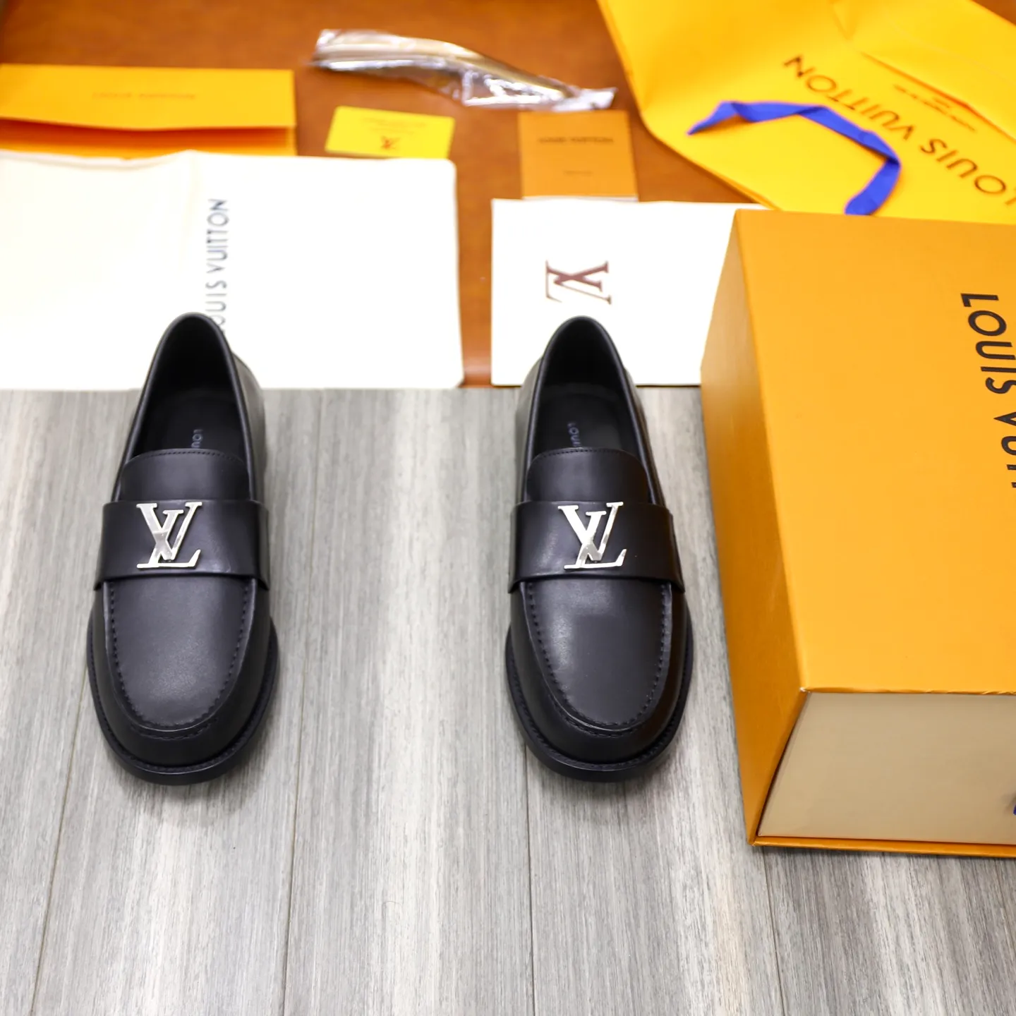 Men's shoes 💰: 💰900LV Louis Vuitton slip-on loafers, top quality products produced in Dongguan, ready for sale! This LV Glove loafer is made of selected soft cowhide, with a slightly wrinkled leather surface and a very high-end texture. Each pair is unique. The leather surface is light and soft, with a fine texture and good luster. It is a classic loafer style, with exquisite handmade mark stitching on the toe, and a square toe configuration to highlight the classic style. The horizontal band has hot-printed LV three-dimensional letters, semi-solid handcrafts and a genuine leather outsole, and a rubber patch on the heel to create wear-resistant performance and comfort. One of the must-have loafers for men! Comes with full original packaging! Code number: 38-39-40-41-42-43-44 (38, 45, 46 customized) standard leather shoe code